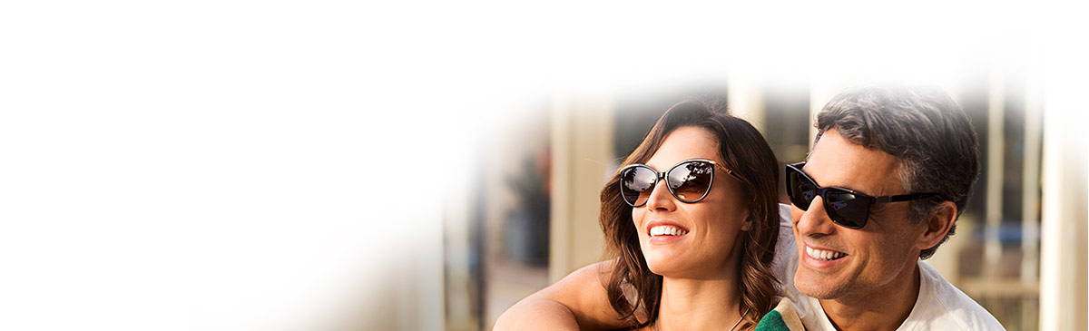Pareja usando gafas de sol de marca